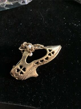 Gold-Tone Filigree Shoe Brooch with Faux Pearls - Elegant Accent
